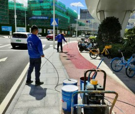 東莞市中心2號(hào)橋彩色透水混凝土噴油進(jìn)行中！