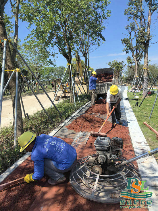 廣州南沙區(qū)濱海公園防洪堤升級改造透水混凝土路面施工中！