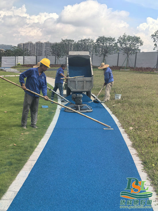 【廣州地石麗】新塘公園上城彩色透水瀝青開(kāi)始施工啦！